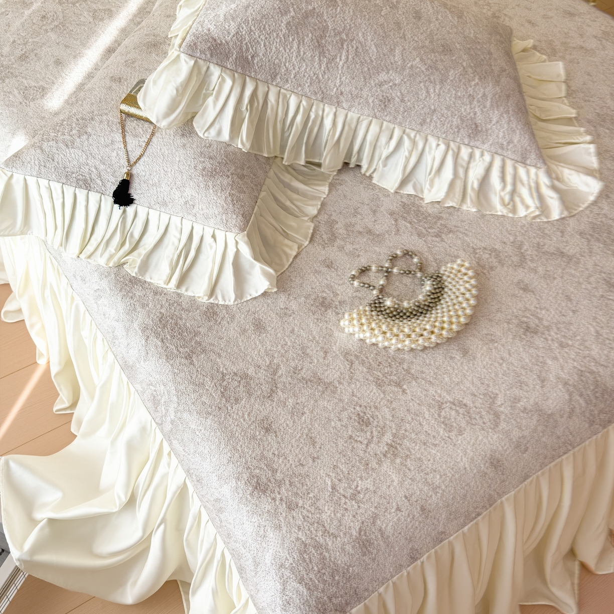 91家纺网 家纺一手货源 找家纺 孩子王家纺 2026新款法式风冰豆豆凉席夏天冰丝席凉感值过0.21夏季可机洗家用软席床裙款A 花园秋月咖