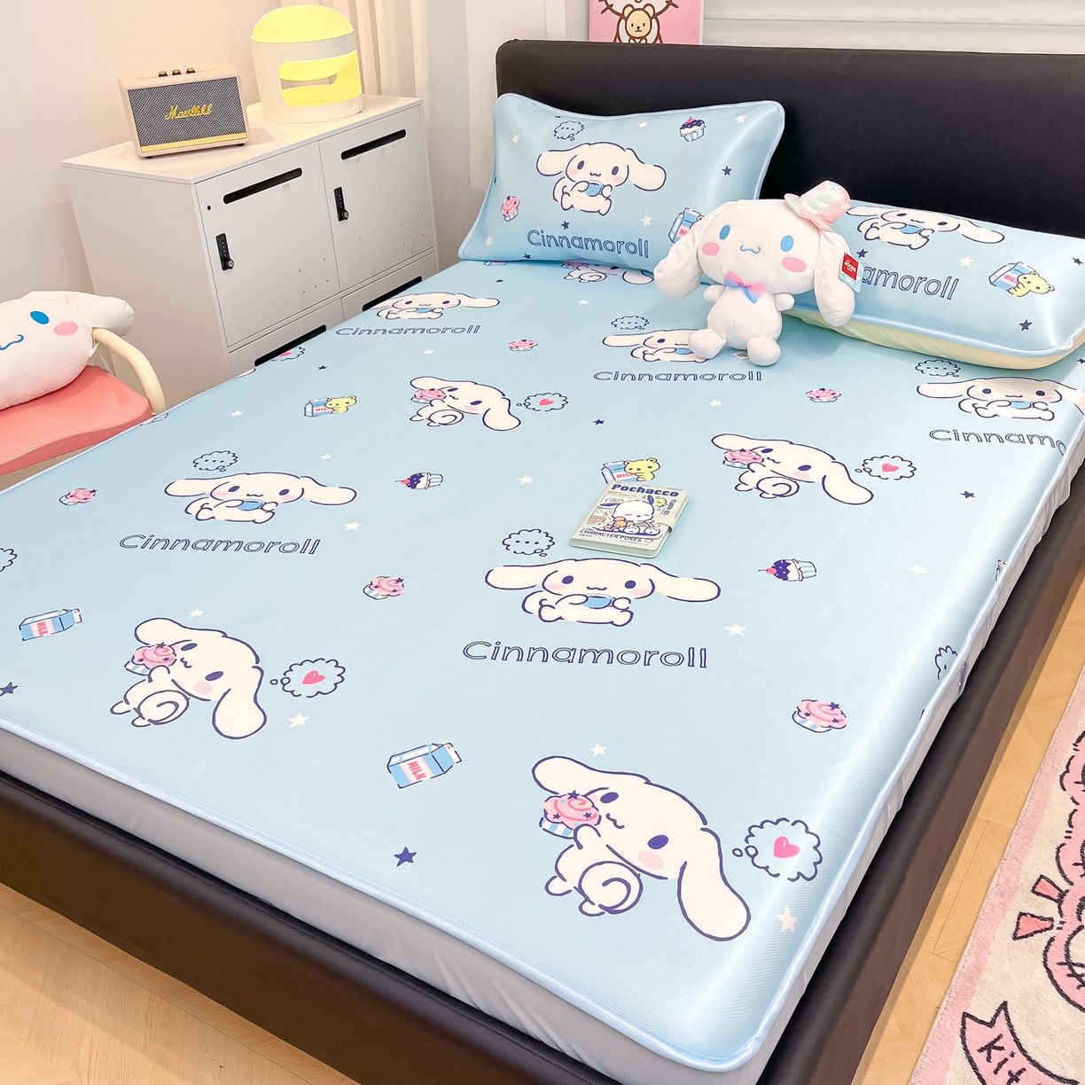 91家纺网 家纺一手货源 找家纺 暮思家居 2026新款三丽鸥正版授权数码印花A类可机洗1200D冰丝凉席三件套床笠款系列 床笠款-甜品玉桂狗