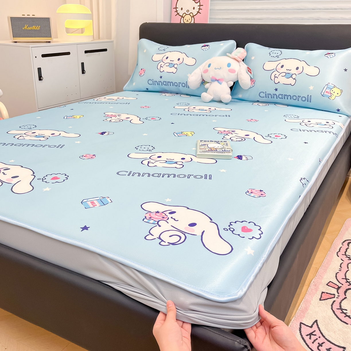 91家纺网 家纺一手货源 找家纺 暮思家居 2026新款三丽鸥正版授权数码印花A类可机洗1200D冰丝凉席三件套床笠款系列 床笠款-甜品玉桂狗