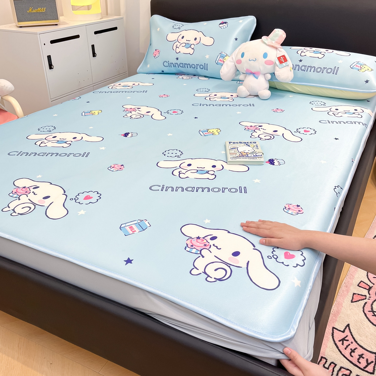 91家纺网 家纺一手货源 找家纺 暮思家居 2026新款三丽鸥正版授权数码印花A类可机洗1200D冰丝凉席三件套床笠款系列 床笠款-甜品玉桂狗