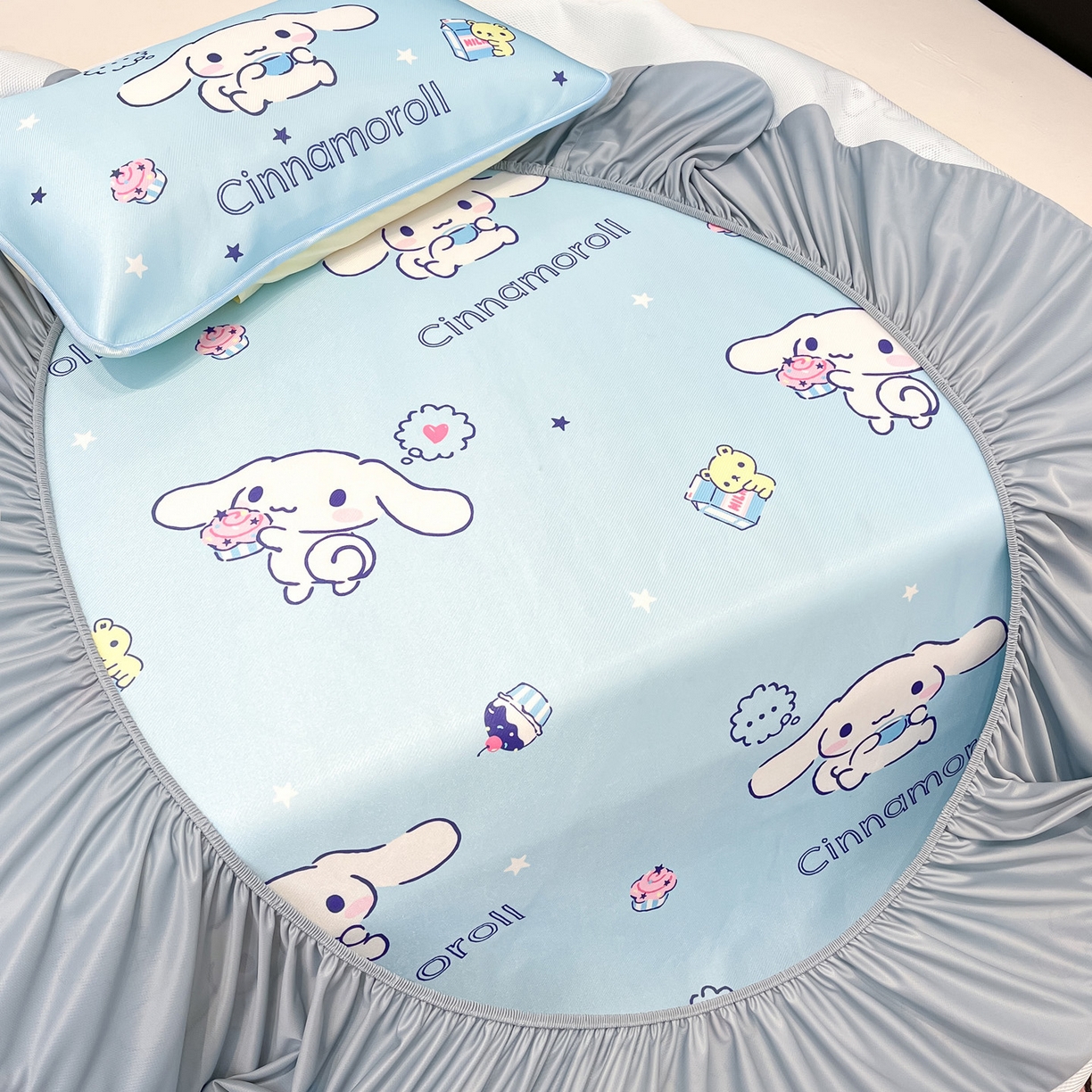 91家纺网 家纺一手货源 找家纺 暮思家居 2026新款三丽鸥正版授权数码印花A类可机洗1200D冰丝凉席三件套床笠款系列 床笠款-甜品玉桂狗