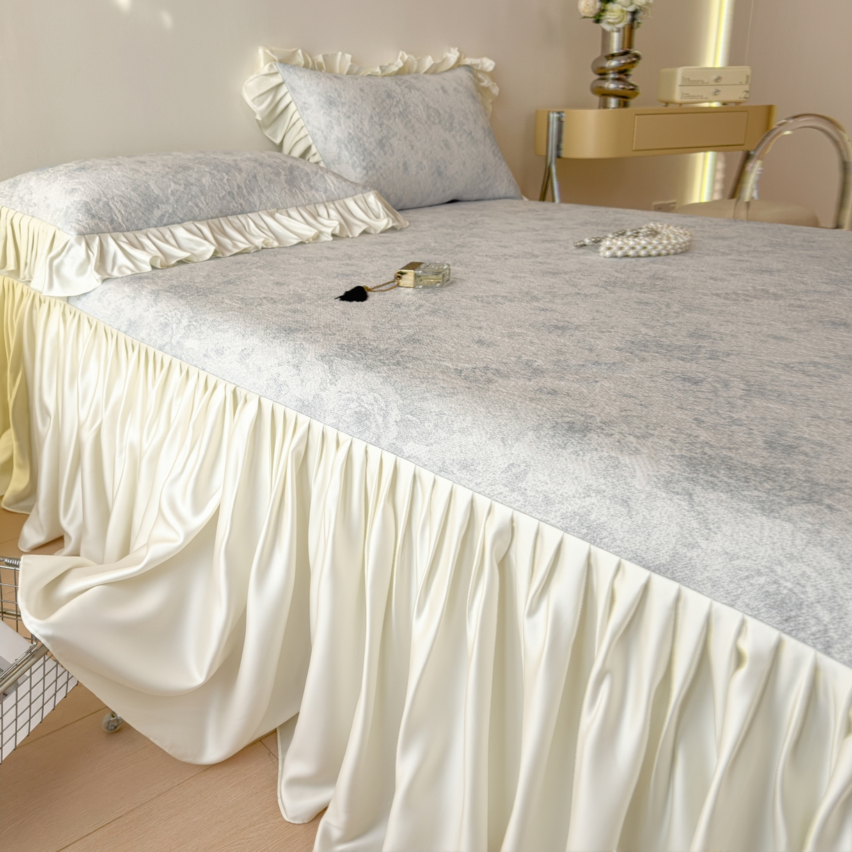 91家纺网 家纺一手货源 找家纺 孩子王家纺 2026新款法式风冰豆豆凉席夏天冰丝席凉感值过0.21夏季可机洗家用软席床裙款A 玫瑰暗夜灰