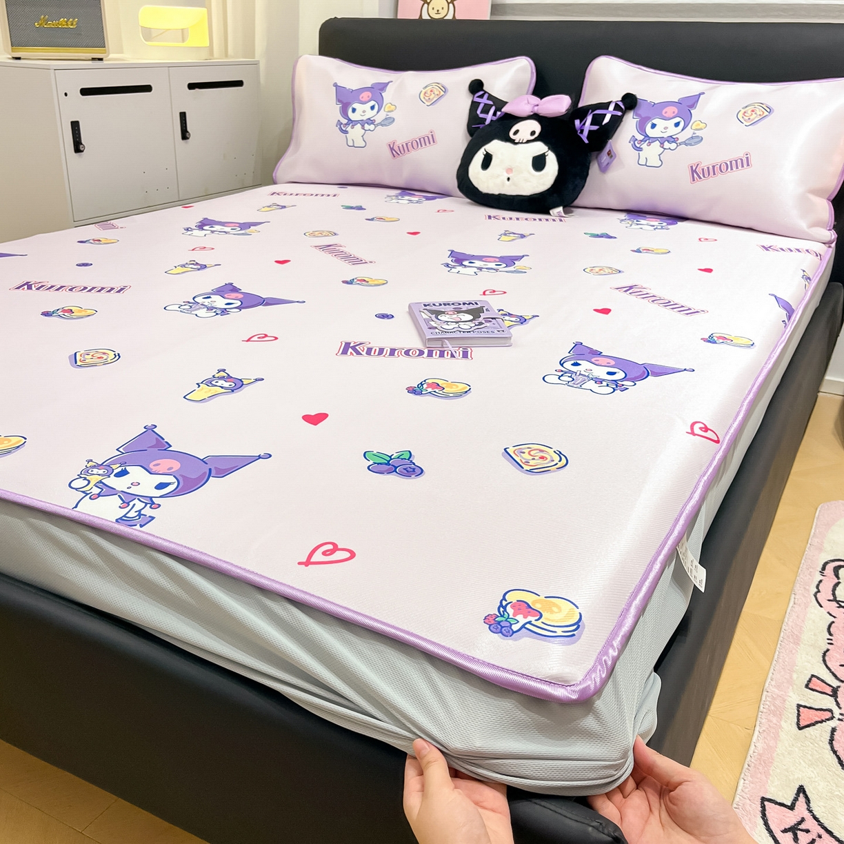 91家纺网 家纺一手货源 找家纺 暮思家居 2026新款三丽鸥正版授权数码印花A类可机洗1200D冰丝凉席三件套床笠款系列 床笠款-甜甜库洛米