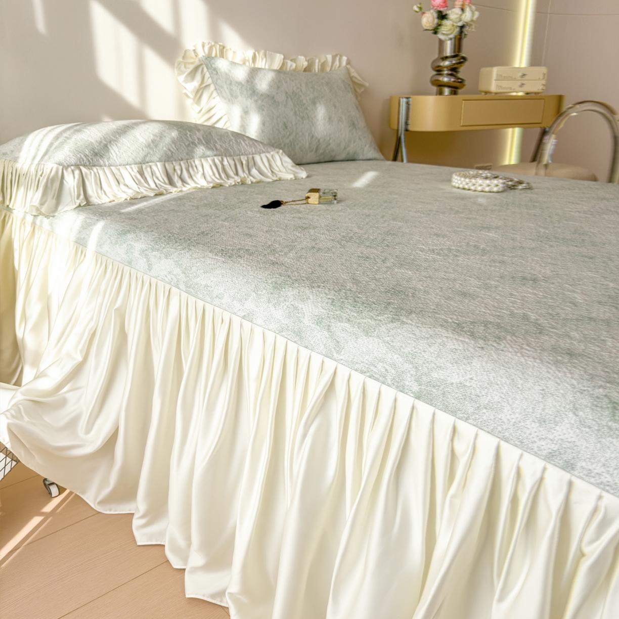 91家纺网 家纺一手货源 找家纺 孩子王家纺 2026新款法式风冰豆豆凉席夏天冰丝席凉感值过0.21夏季可机洗家用软席床裙款A 玫瑰薄荷绿