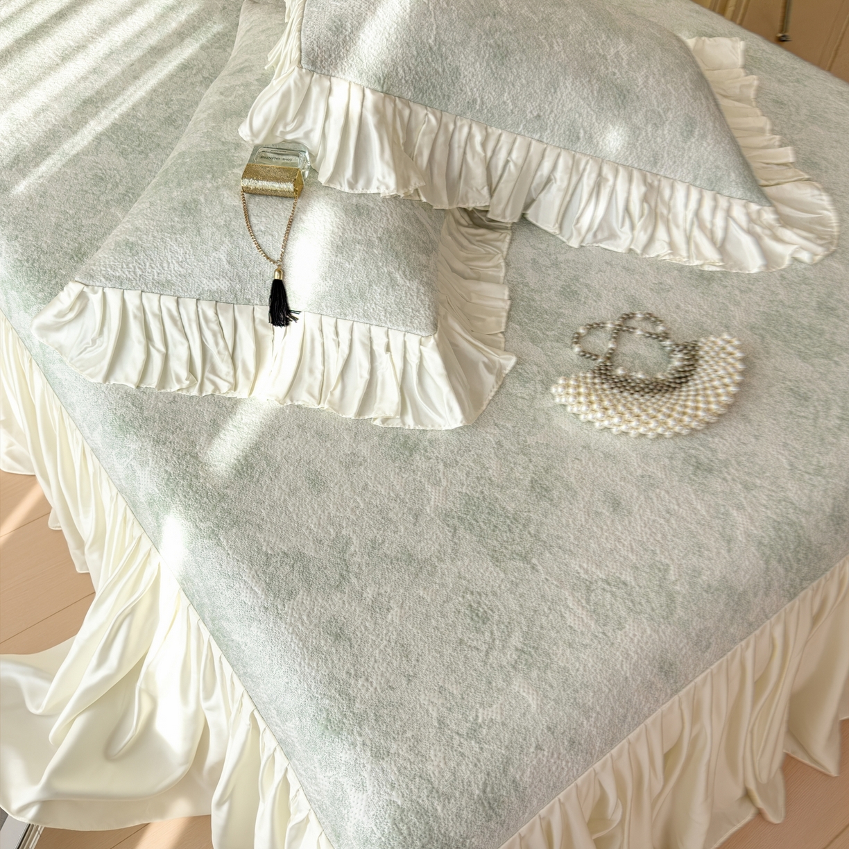 91家纺网 家纺一手货源 找家纺 孩子王家纺 2026新款法式风冰豆豆凉席夏天冰丝席凉感值过0.21夏季可机洗家用软席床裙款A 玫瑰薄荷绿