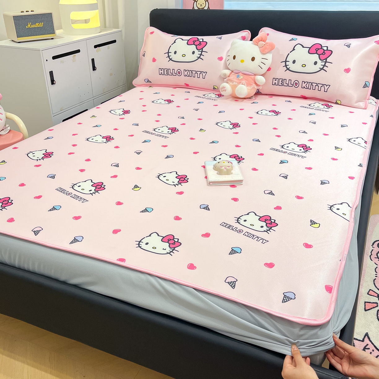 91家纺网 家纺一手货源 找家纺 暮思家居 2026新款三丽鸥正版授权数码印花A类可机洗1200D冰丝凉席三件套床笠款系列 床笠款-甜筒KT