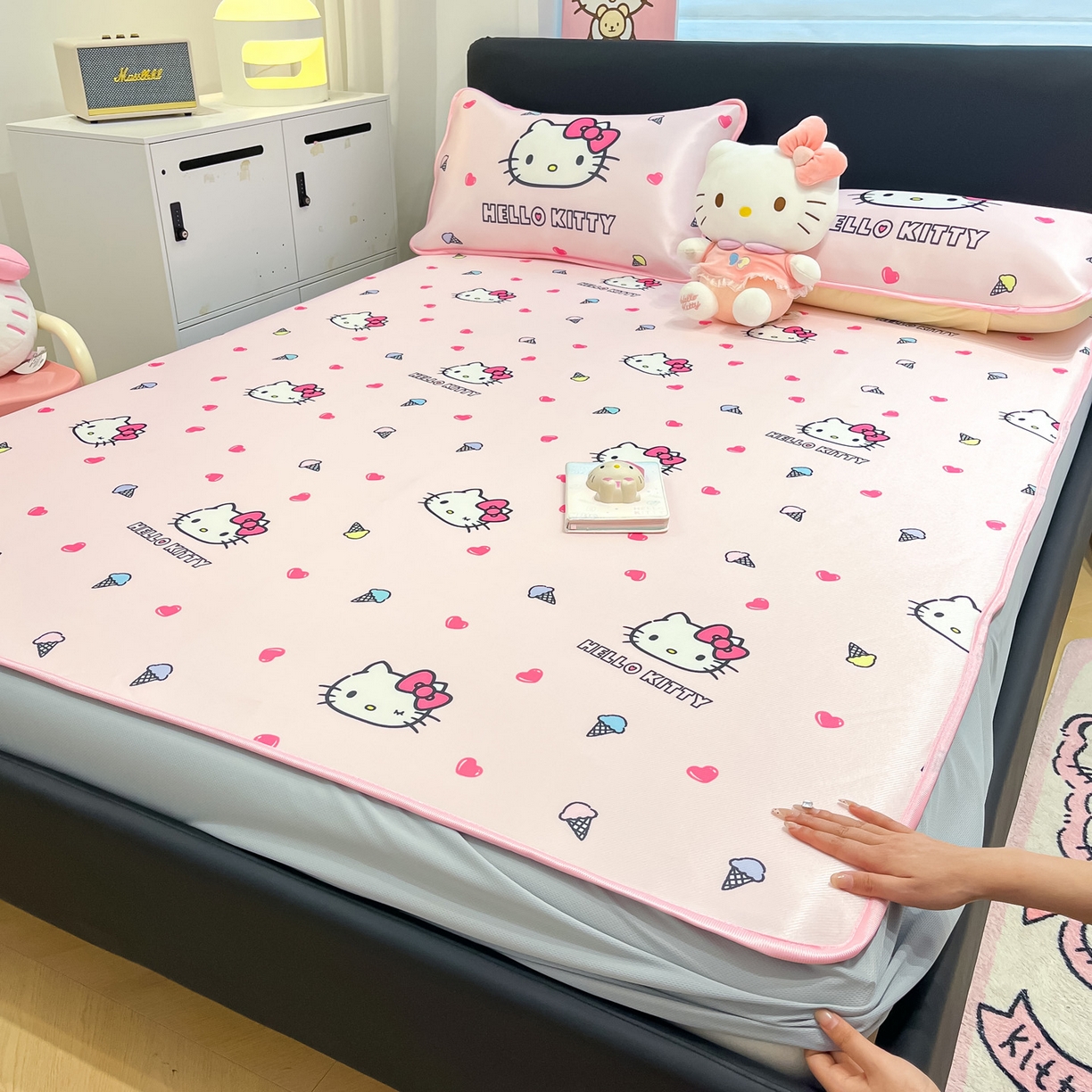 91家纺网 家纺一手货源 找家纺 暮思家居 2026新款三丽鸥正版授权数码印花A类可机洗1200D冰丝凉席三件套床笠款系列 床笠款-甜筒KT