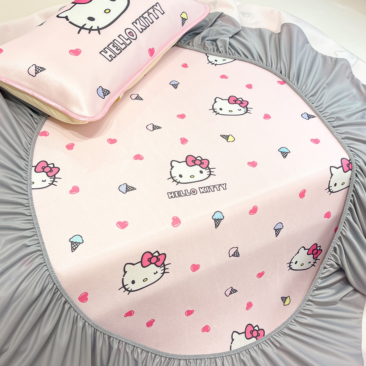 91家纺网 家纺一手货源 找家纺 暮思家居 2026新款三丽鸥正版授权数码印花A类可机洗1200D冰丝凉席三件套床笠款系列 床笠款-甜筒KT