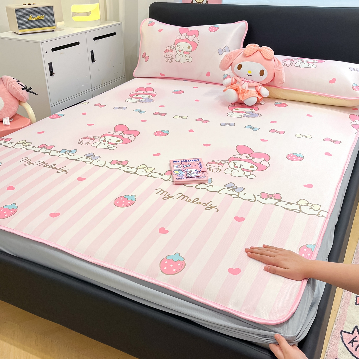 91家纺网 家纺一手货源 找家纺 暮思家居 2026新款三丽鸥正版授权数码印花A类可机洗1200D冰丝凉席三件套床笠款系列 床笠款-洋娃娃美乐蒂