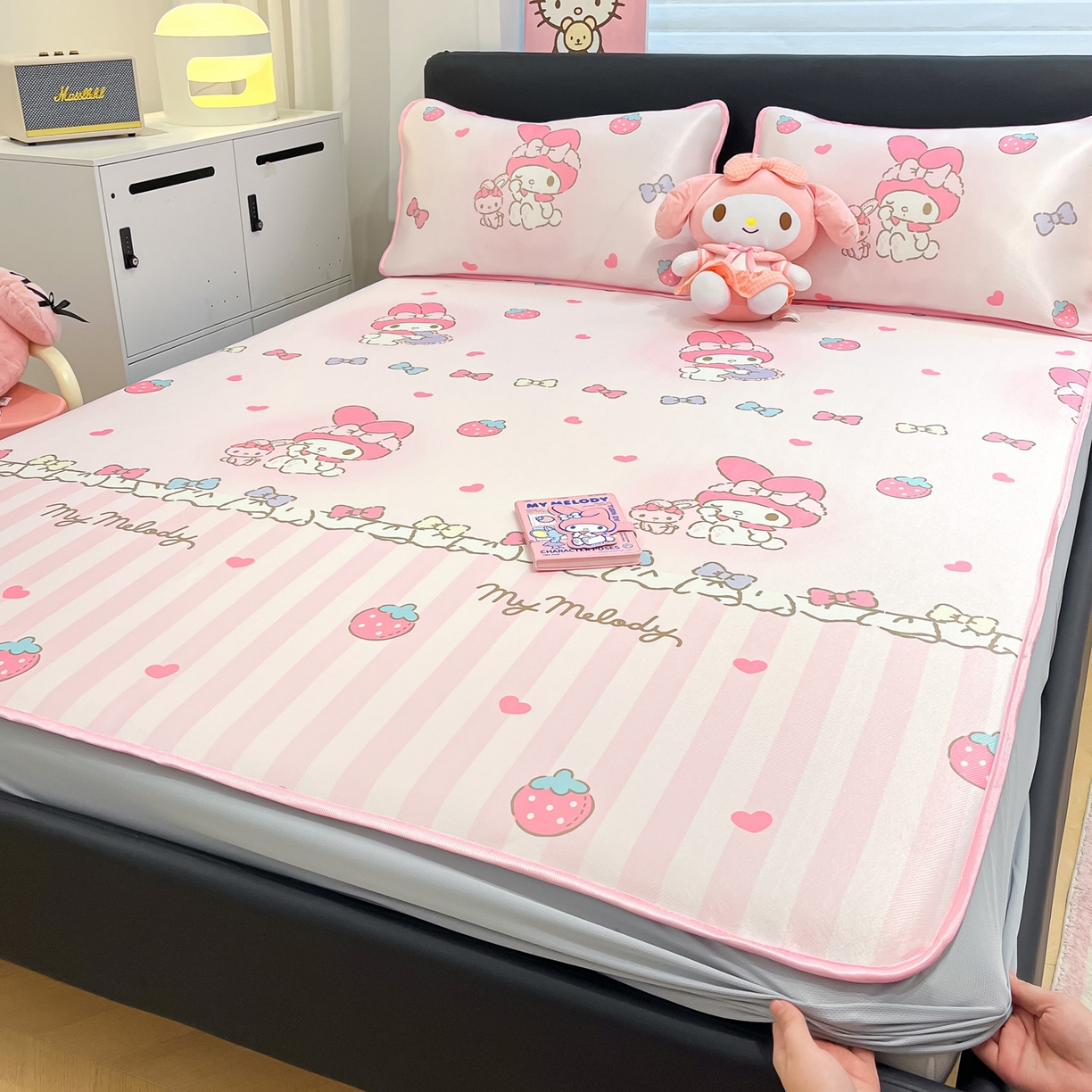 91家纺网 家纺一手货源 找家纺 暮思家居 2026新款三丽鸥正版授权数码印花A类可机洗1200D冰丝凉席三件套床笠款系列 床笠款-洋娃娃美乐蒂