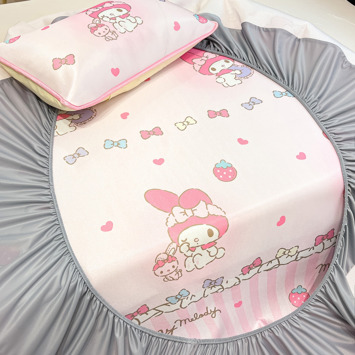 91家纺网 家纺一手货源 找家纺 暮思家居 2026新款三丽鸥正版授权数码印花A类可机洗1200D冰丝凉席三件套床笠款系列 床笠款-洋娃娃美乐蒂