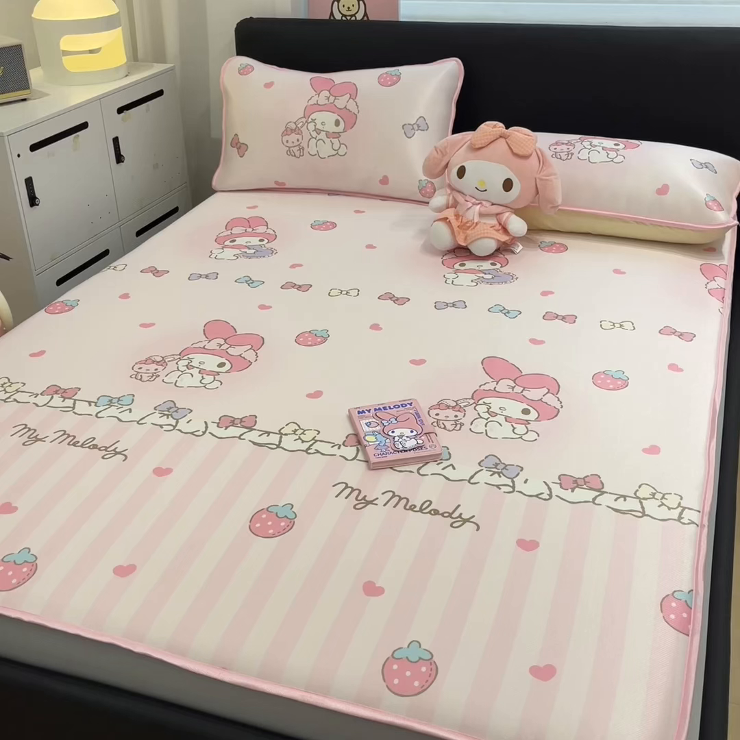 91家纺网 家纺一手货源 找家纺 暮思家居 2026新款三丽鸥正版授权数码印花A类可机洗1200D冰丝凉席三件套床笠款系列 床笠款-洋娃娃美乐蒂