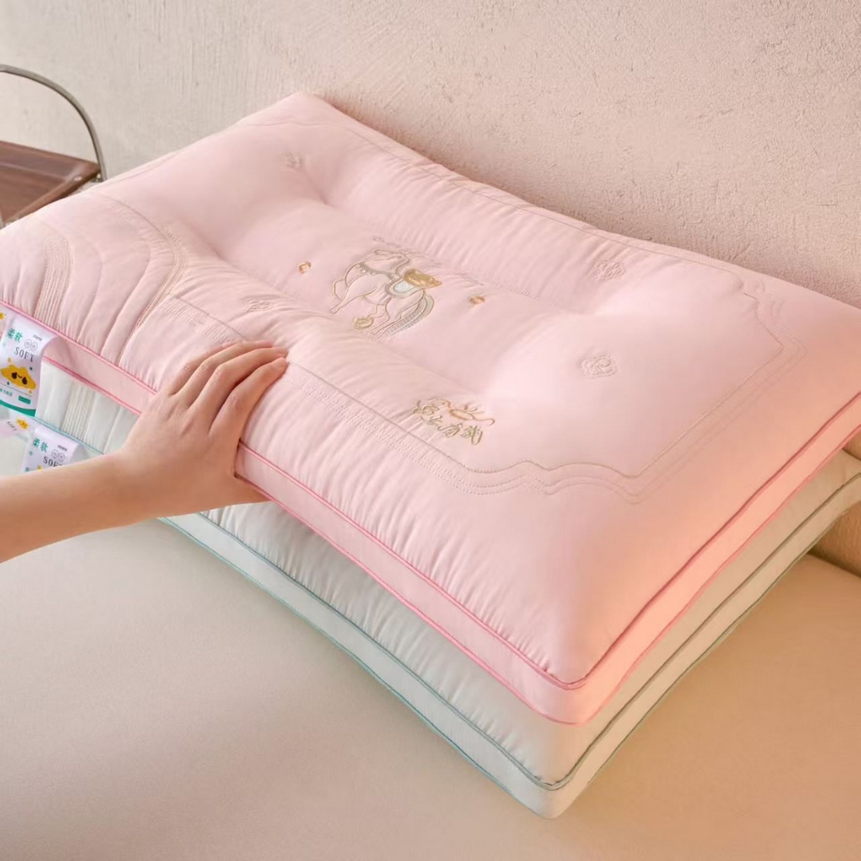 91家纺网 家纺一手货源 找家纺 （总）剑桥枕业  2026新款马上有钱夏季凉爽枕芯绣花护颈枕头