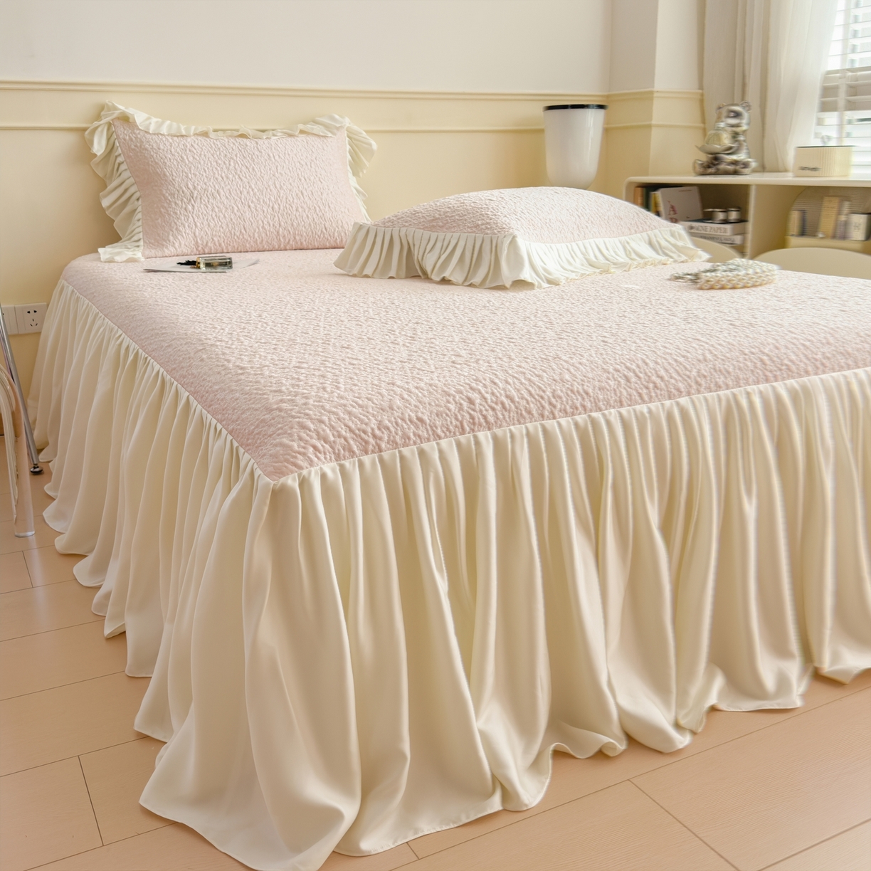 91家纺网 家纺一手货源 找家纺 孩子王家纺 2026新款夏季凉感公主风冰豆豆花边凉席床裙款凉感值过0.21三件套可机洗冰丝空 豆豆物语-芭蕾粉