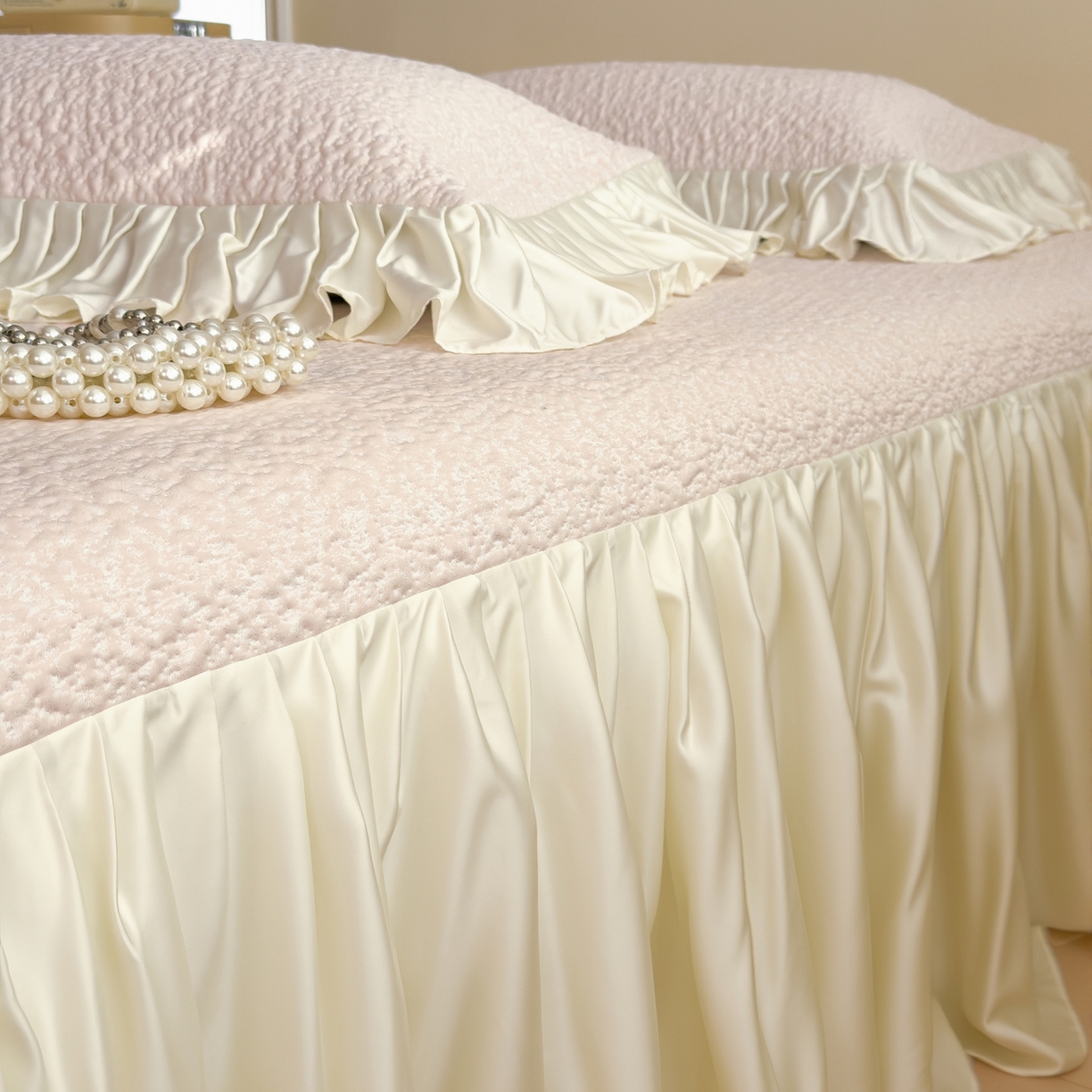 91家纺网 家纺一手货源 找家纺 孩子王家纺 2026新款夏季凉感公主风冰豆豆花边凉席床裙款凉感值过0.21三件套可机洗冰丝空 豆豆物语-芭蕾粉