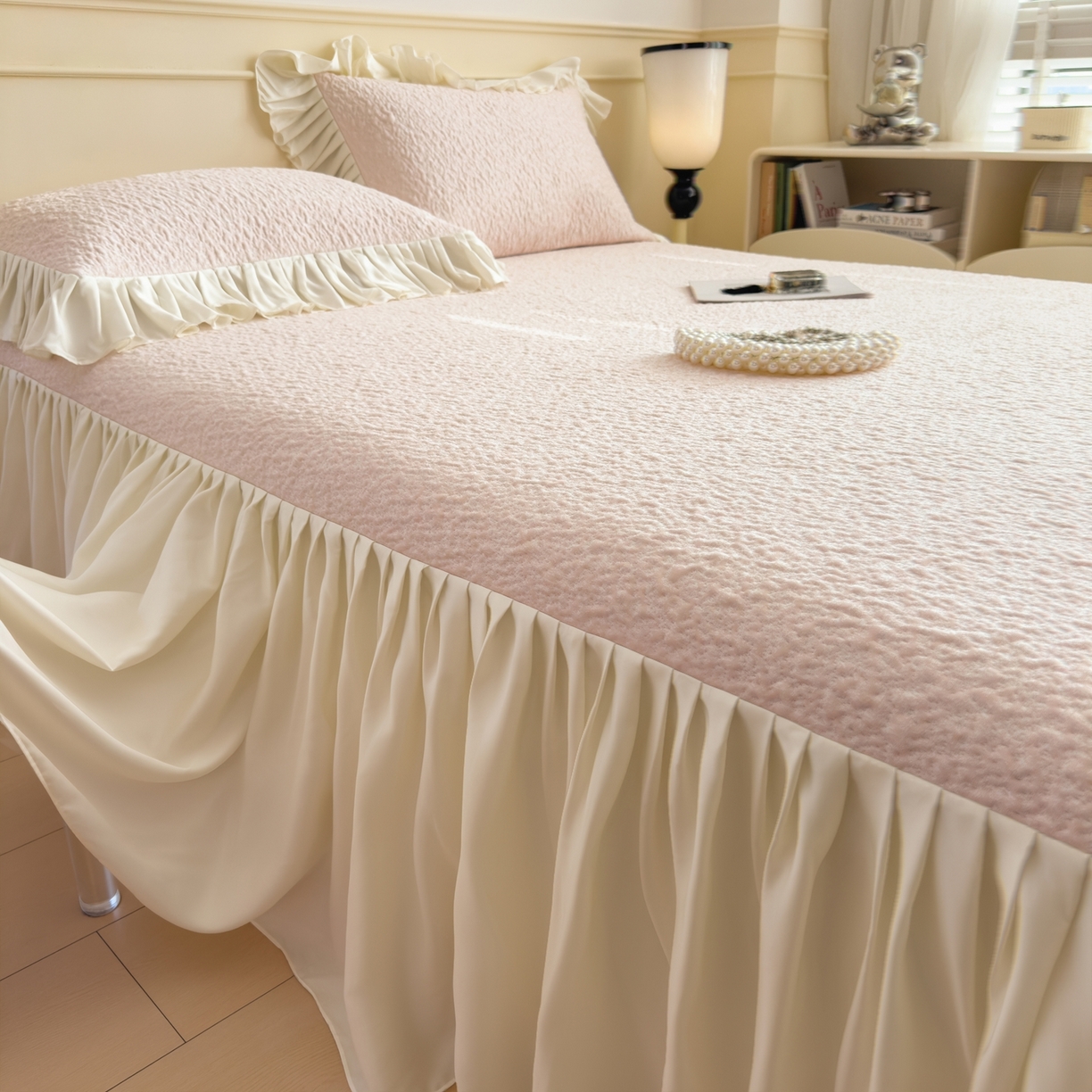 91家纺网 家纺一手货源 找家纺 孩子王家纺 2026新款夏季凉感公主风冰豆豆花边凉席床裙款凉感值过0.21三件套可机洗冰丝空 豆豆物语-芭蕾粉