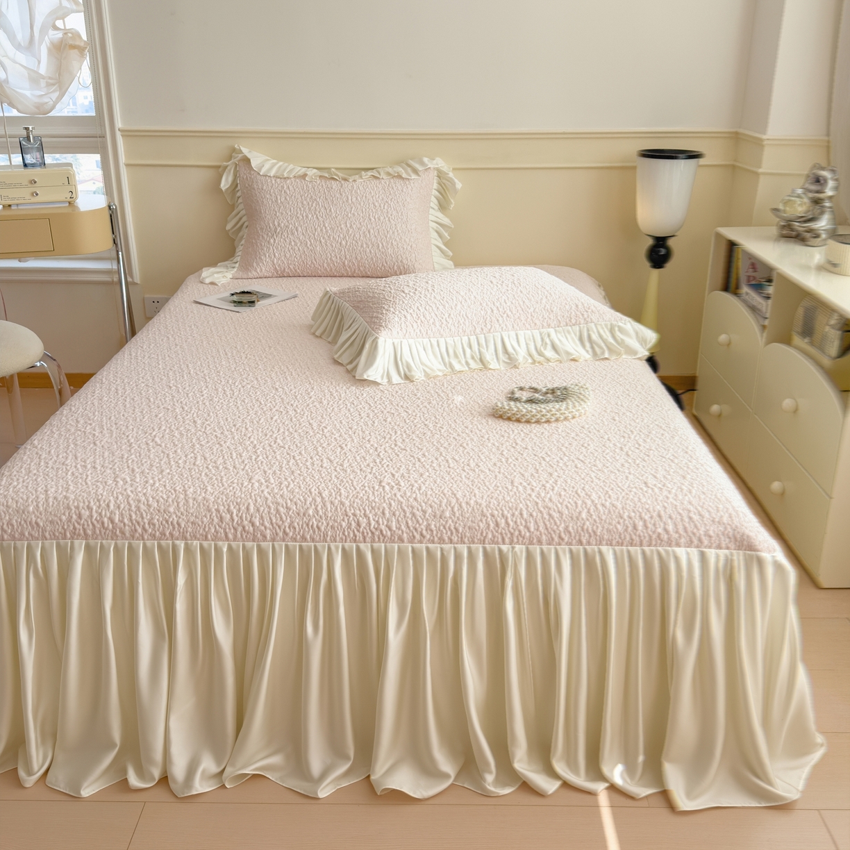 91家纺网 家纺一手货源 找家纺 孩子王家纺 2026新款夏季凉感公主风冰豆豆花边凉席床裙款凉感值过0.21三件套可机洗冰丝空 豆豆物语-芭蕾粉