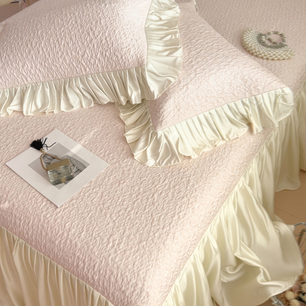 91家纺网 家纺一手货源 找家纺 孩子王家纺 2026新款夏季凉感公主风冰豆豆花边凉席床裙款凉感值过0.21三件套可机洗冰丝空 豆豆物语-芭蕾粉