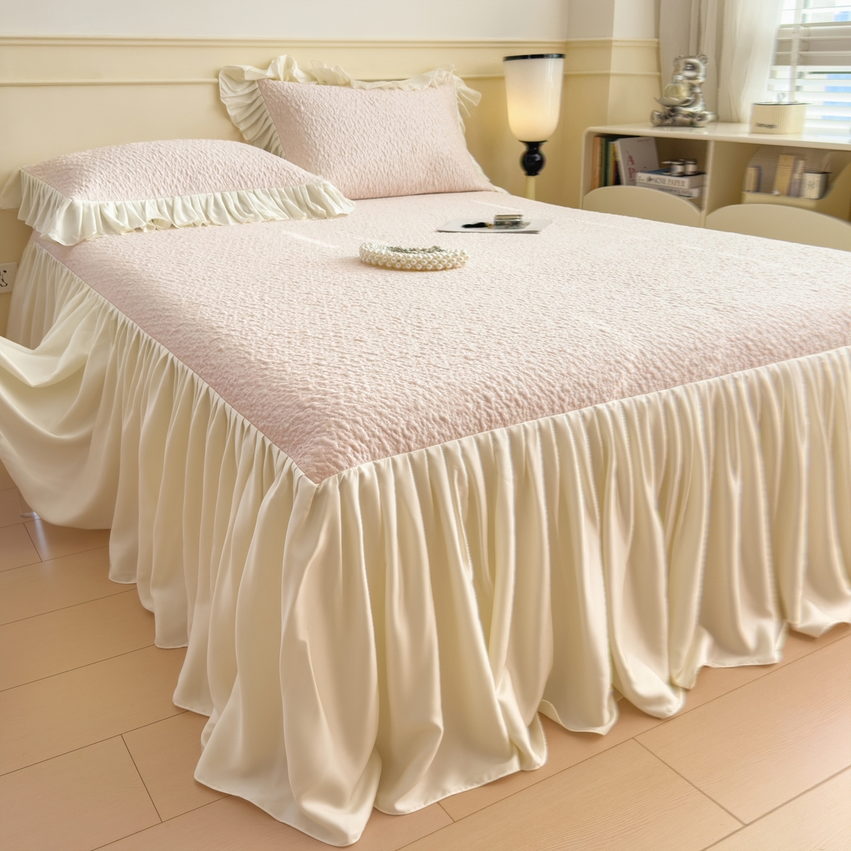 91家纺网 家纺一手货源 找家纺 孩子王家纺 2026新款夏季凉感公主风冰豆豆花边凉席床裙款凉感值过0.21三件套可机洗冰丝空 豆豆物语-芭蕾粉