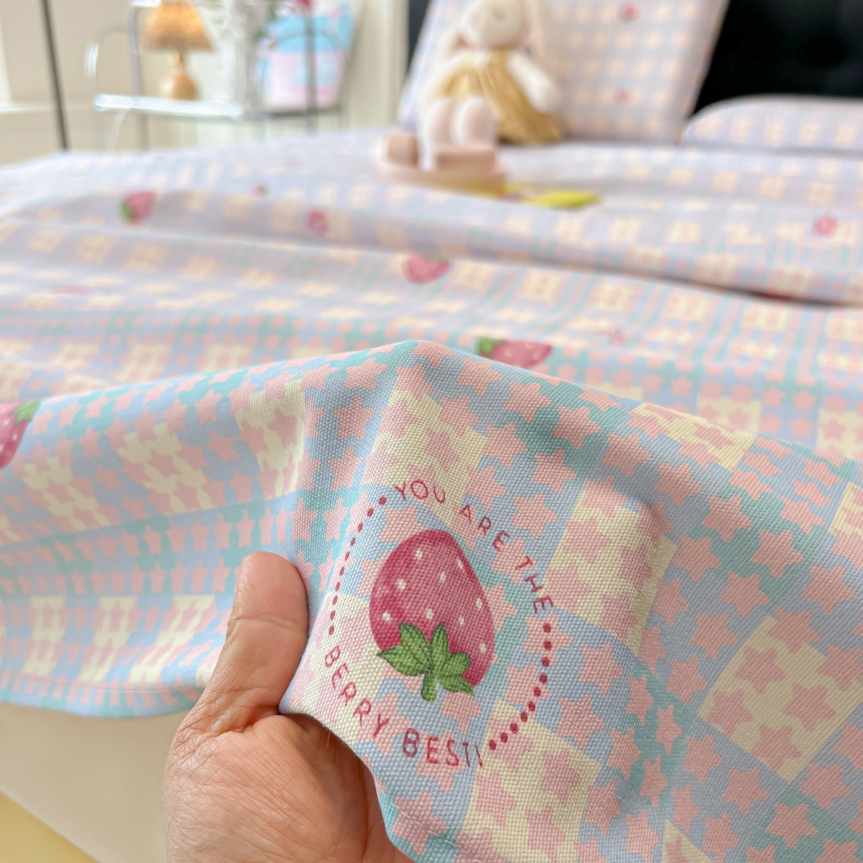 91家纺网 家纺一手货源 找家纺 韩巢家纺 2026新款老粗布床单凉席席子床单单件 有草莓的地方【老粗布】