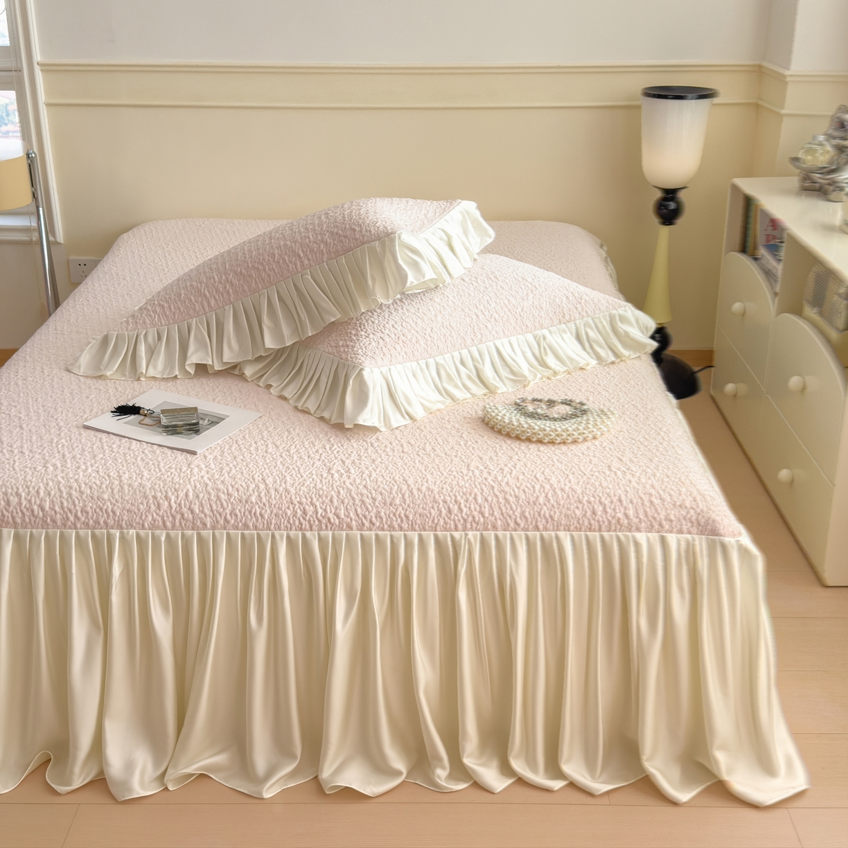 91家纺网 家纺一手货源 找家纺 孩子王家纺 2026新款夏季凉感公主风冰豆豆花边凉席床裙款凉感值过0.21三件套可机洗冰丝空 豆豆物语-芭蕾粉