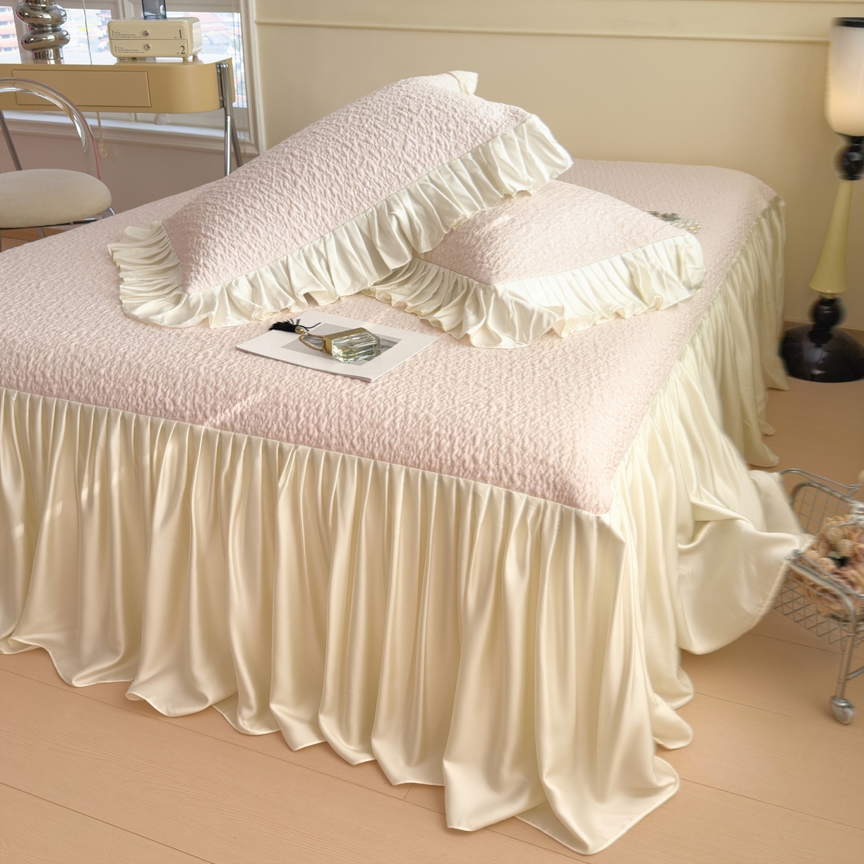 91家纺网 家纺一手货源 找家纺 孩子王家纺 2026新款夏季凉感公主风冰豆豆花边凉席床裙款凉感值过0.21三件套可机洗冰丝空 豆豆物语-芭蕾粉