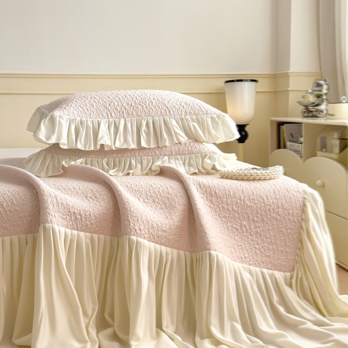 91家纺网 家纺一手货源 找家纺 孩子王家纺 2026新款夏季凉感公主风冰豆豆花边凉席床裙款凉感值过0.21三件套可机洗冰丝空 豆豆物语-芭蕾粉