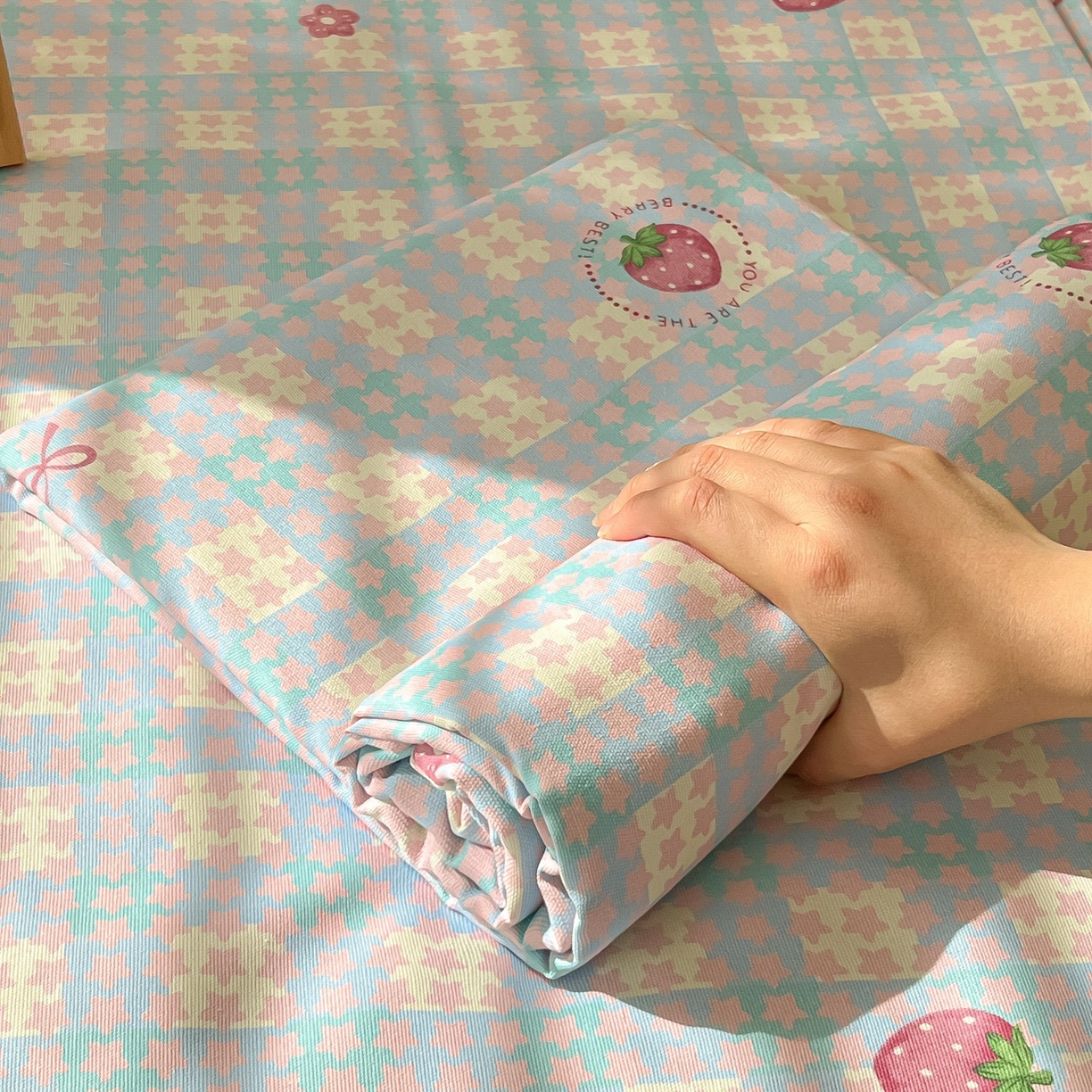 91家纺网 家纺一手货源 找家纺 韩巢家纺 2026新款老粗布床单凉席席子床单单件 有草莓的地方【老粗布】