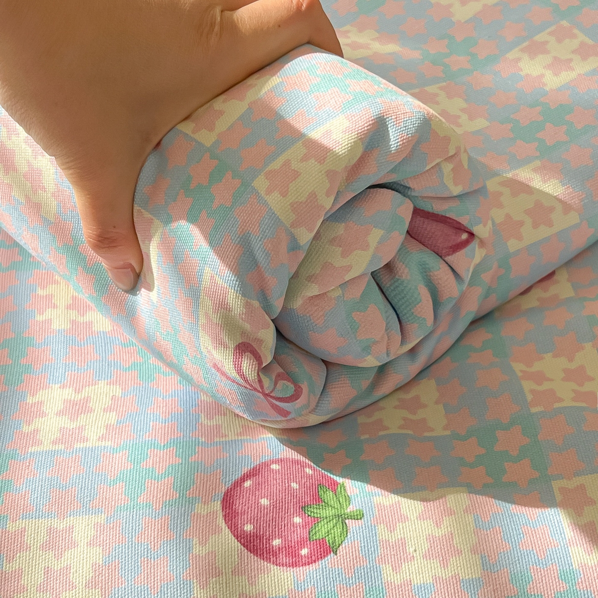 91家纺网 家纺一手货源 找家纺 韩巢家纺 2026新款老粗布床单凉席席子床单单件 有草莓的地方【老粗布】