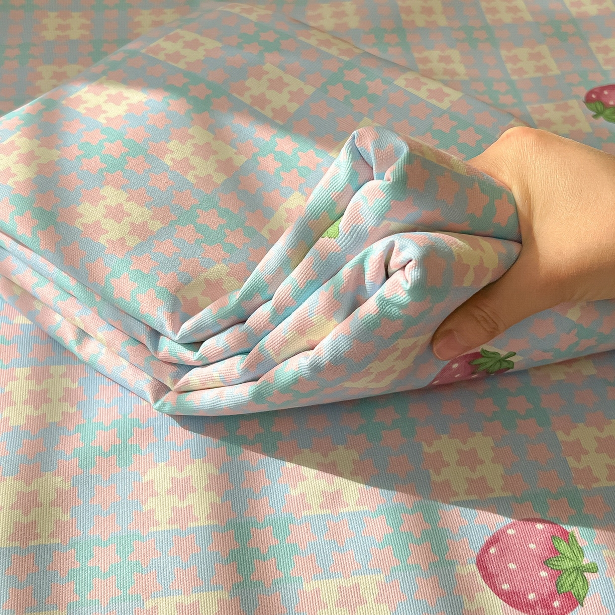 91家纺网 家纺一手货源 找家纺 韩巢家纺 2026新款老粗布床单凉席席子床单单件 有草莓的地方【老粗布】