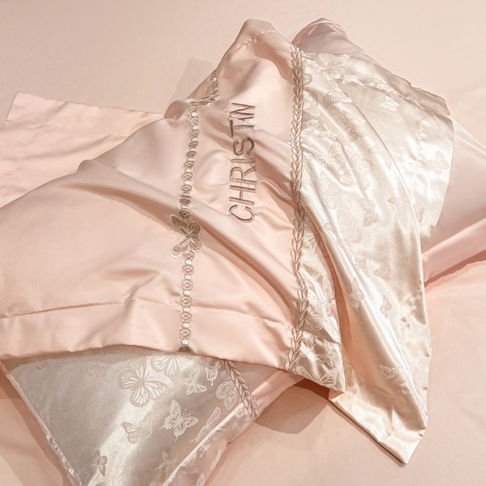 91家纺网 家纺一手货源 找家纺 金牛座家纺 2026新款亮丝细斜纹贡缎提花重工刺绣四件套床盖四件套-醉蝶 醉蝶-浅粉