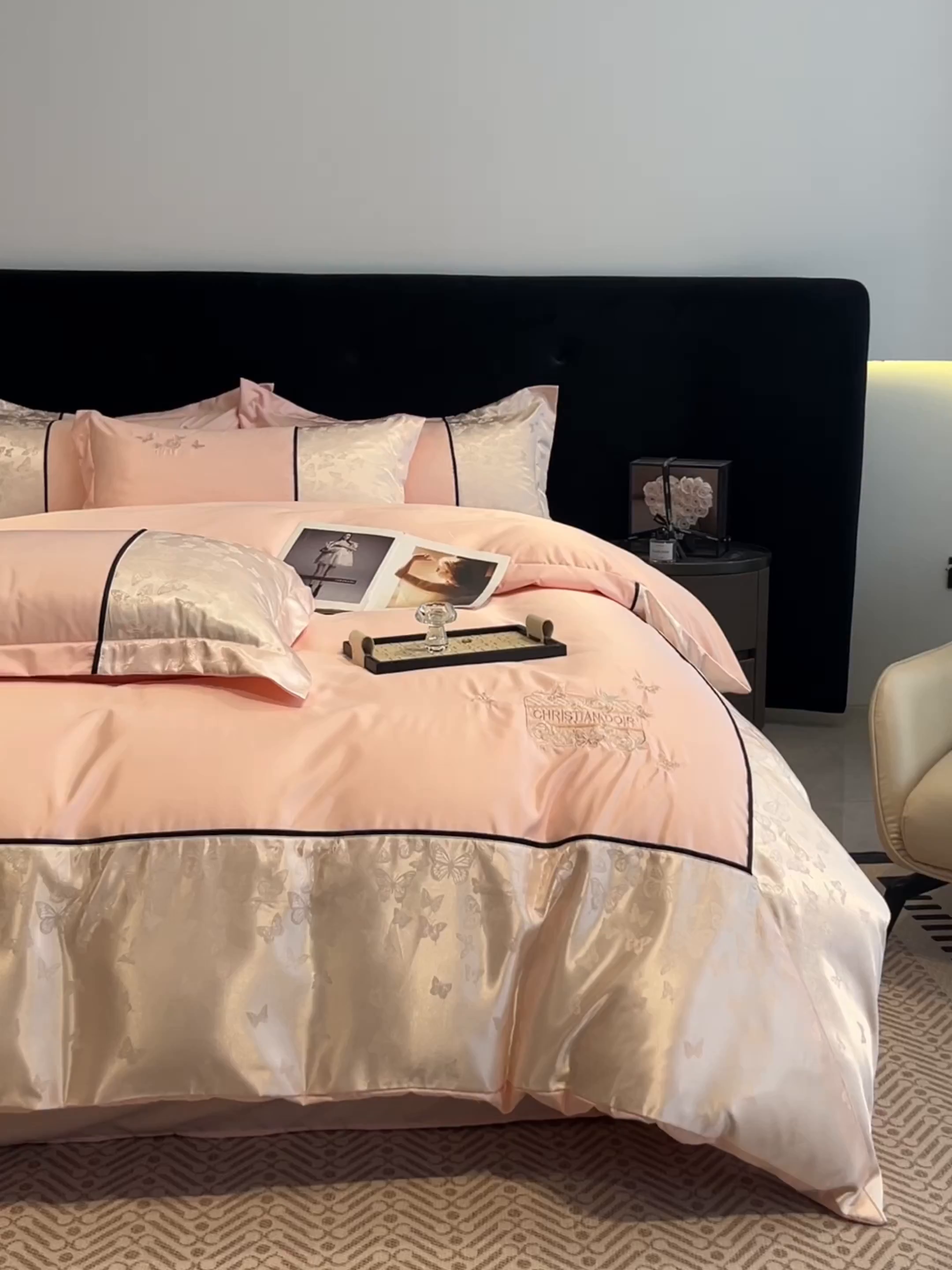 91家纺网 家纺一手货源 找家纺 金牛座家纺 2026新款亮丝细斜纹贡缎提花重工刺绣四件套床盖四件套-醉蝶 醉蝶-浅粉