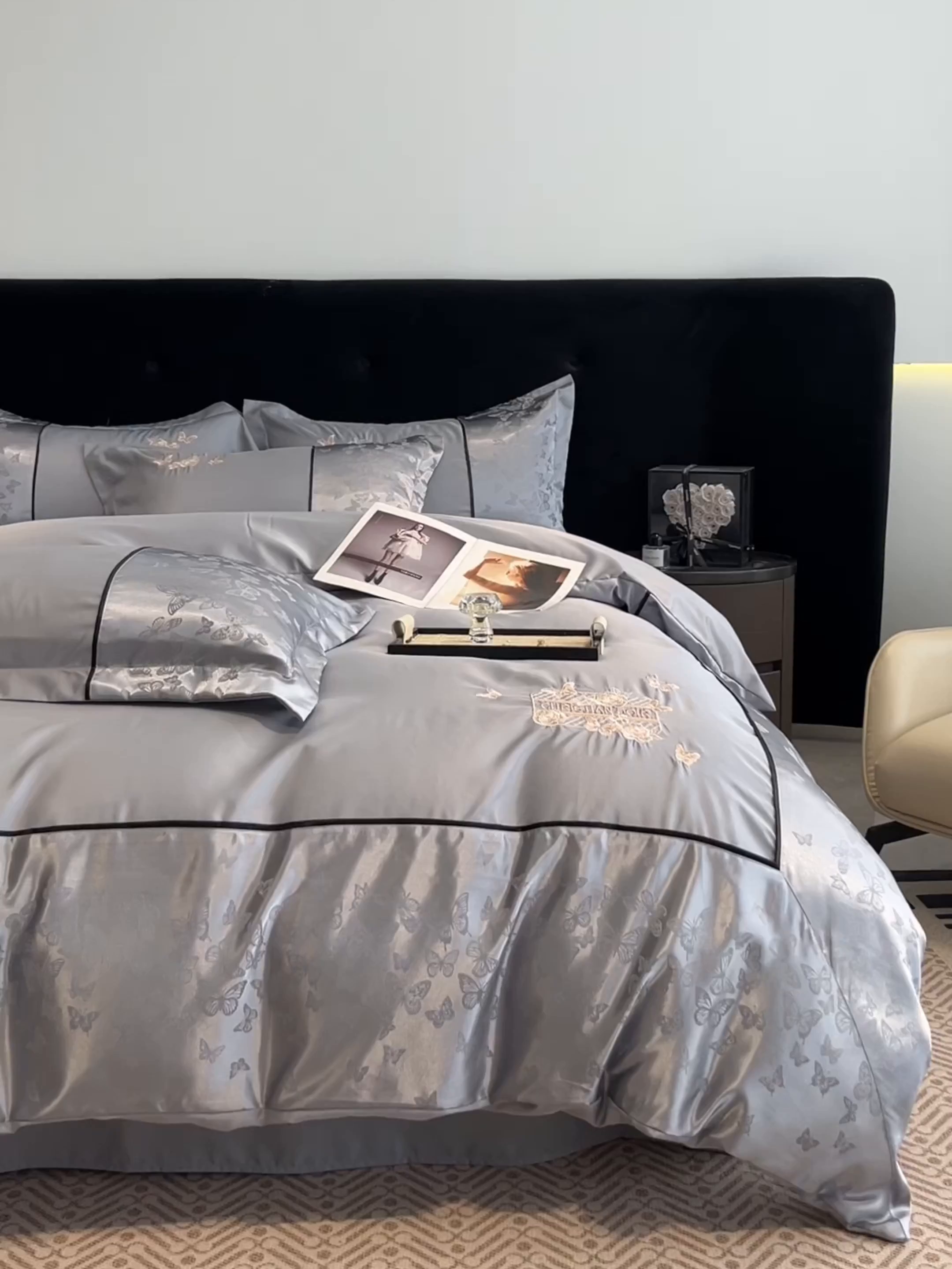 91家纺网 家纺一手货源 找家纺 金牛座家纺 2026新款亮丝细斜纹贡缎提花重工刺绣四件套床盖四件套-醉蝶 醉蝶-高级灰