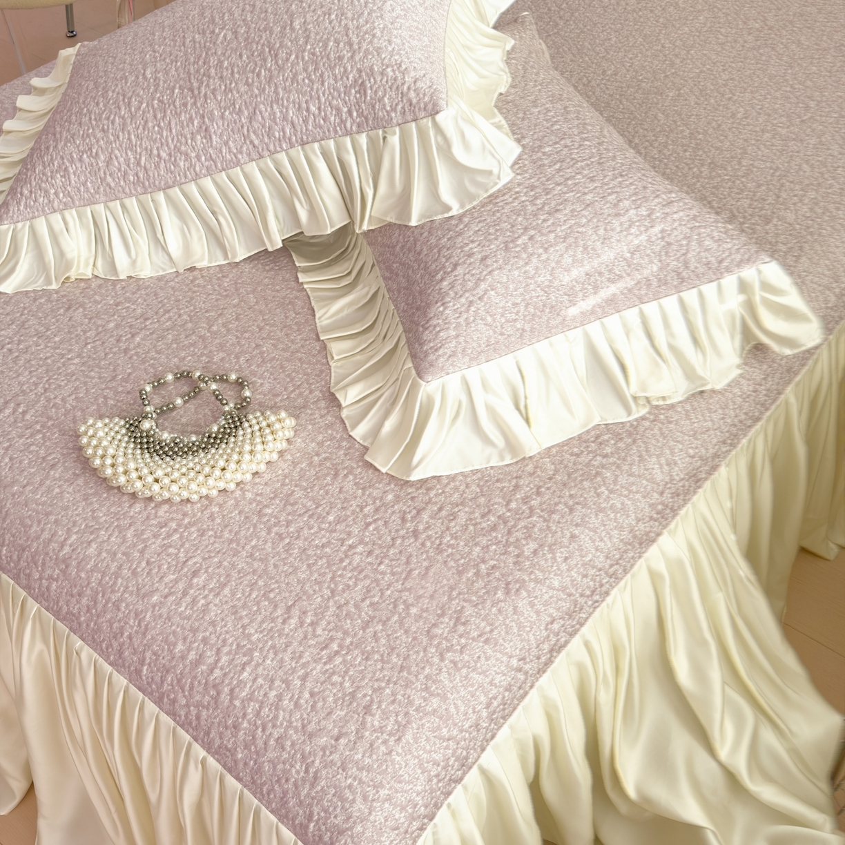 91家纺网 家纺一手货源 找家纺 孩子王家纺 2026新款夏季凉感公主风冰豆豆花边凉席床裙款凉感值过0.21三件套可机洗冰丝空 豆豆物语-流连紫