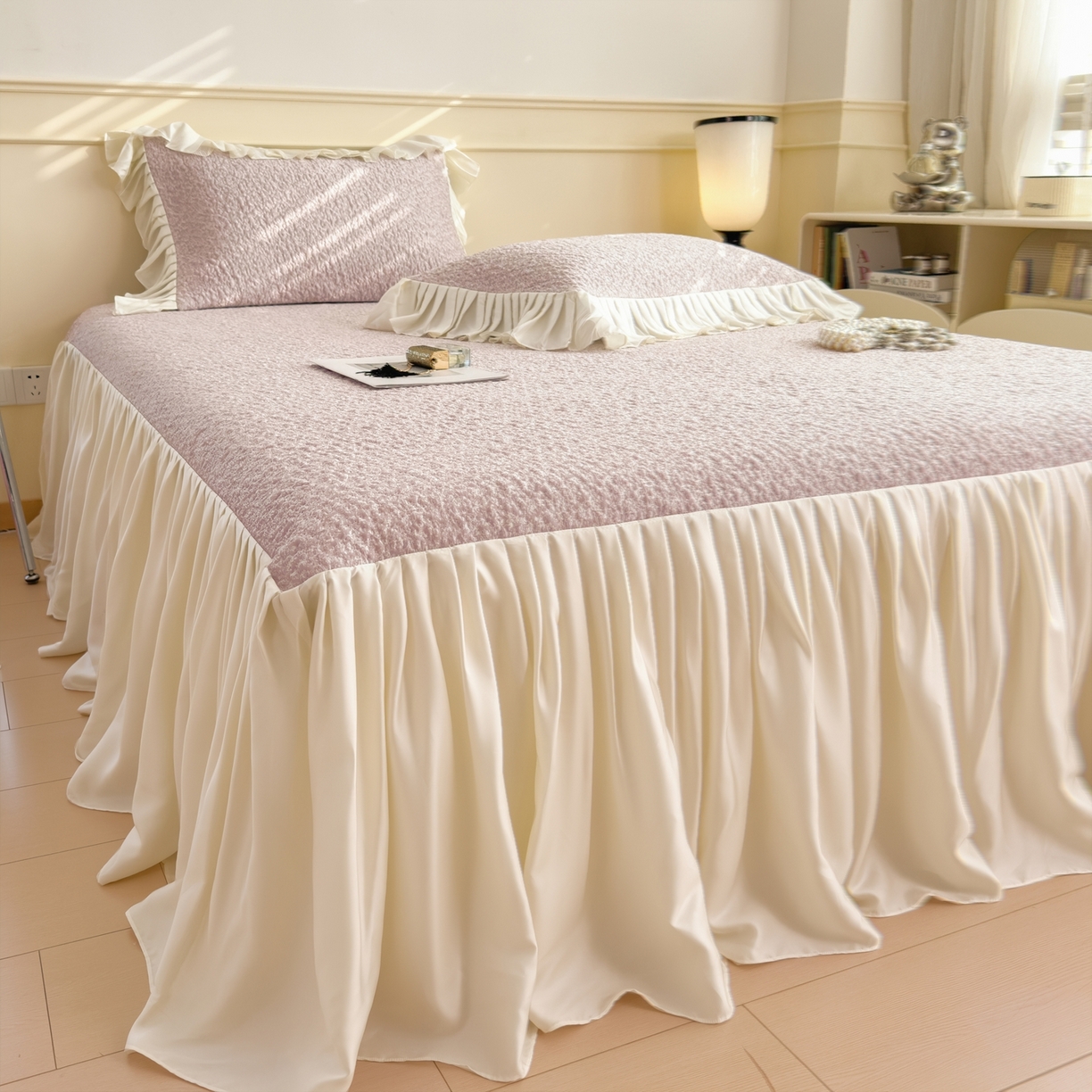 91家纺网 家纺一手货源 找家纺 孩子王家纺 2026新款夏季凉感公主风冰豆豆花边凉席床裙款凉感值过0.21三件套可机洗冰丝空 豆豆物语-流连紫