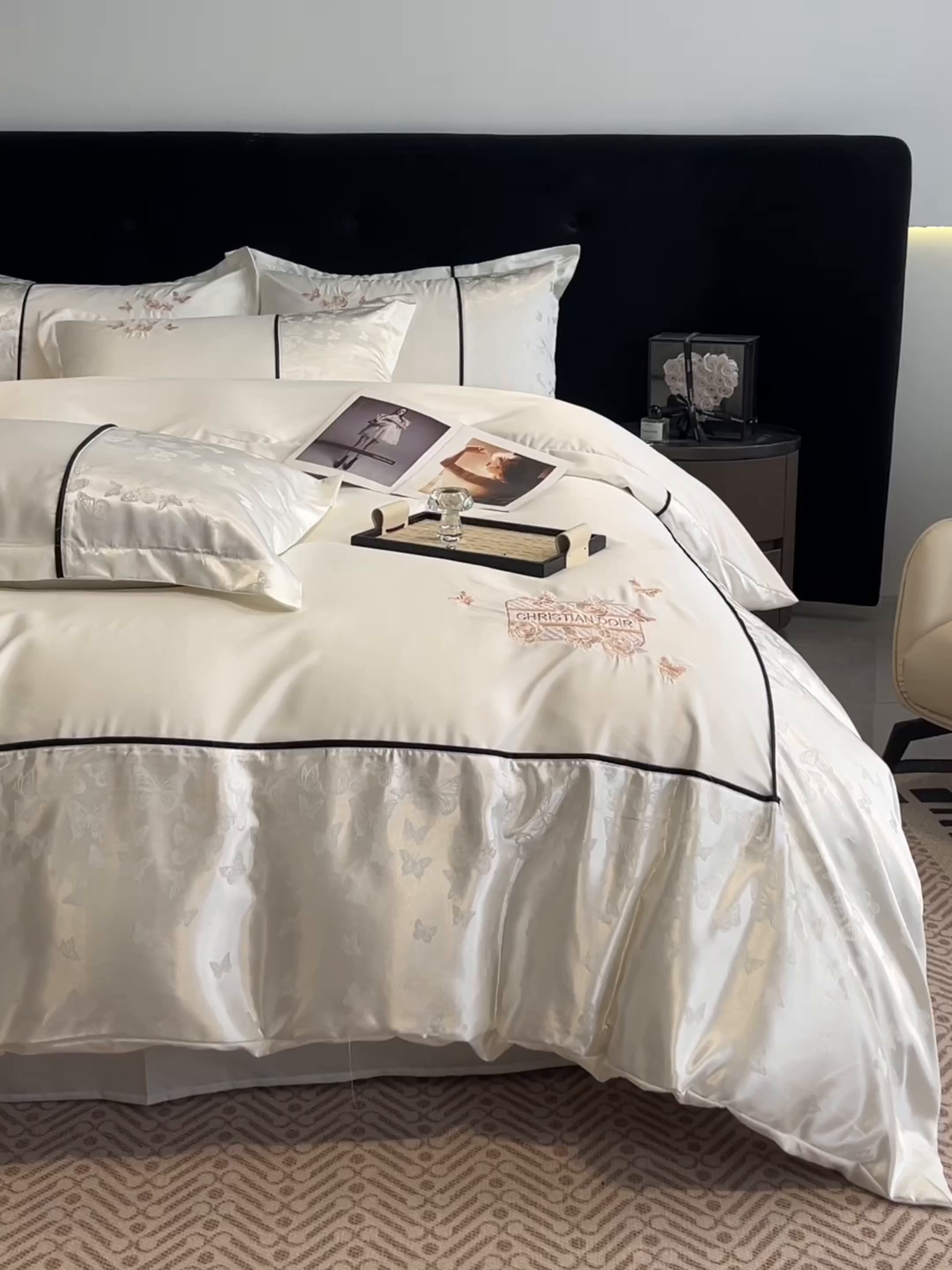 91家纺网 家纺一手货源 找家纺 金牛座家纺 2026新款亮丝细斜纹贡缎提花重工刺绣四件套床盖四件套-醉蝶 醉蝶-奶白