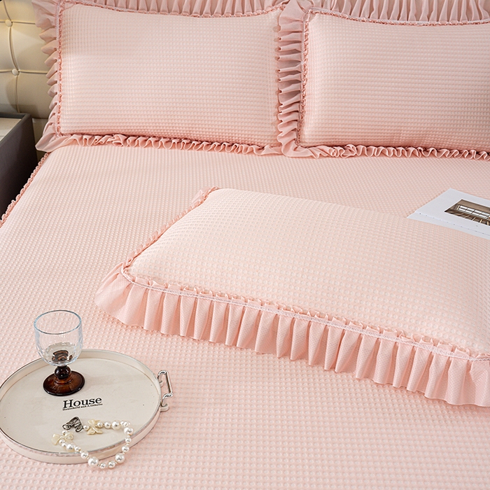 91家纺网 家纺一手货源 找家纺 七里香 2026新款千鸟阁凉豆豆3D冰豆豆床裙款凉席三件套 华夫格-粉玉