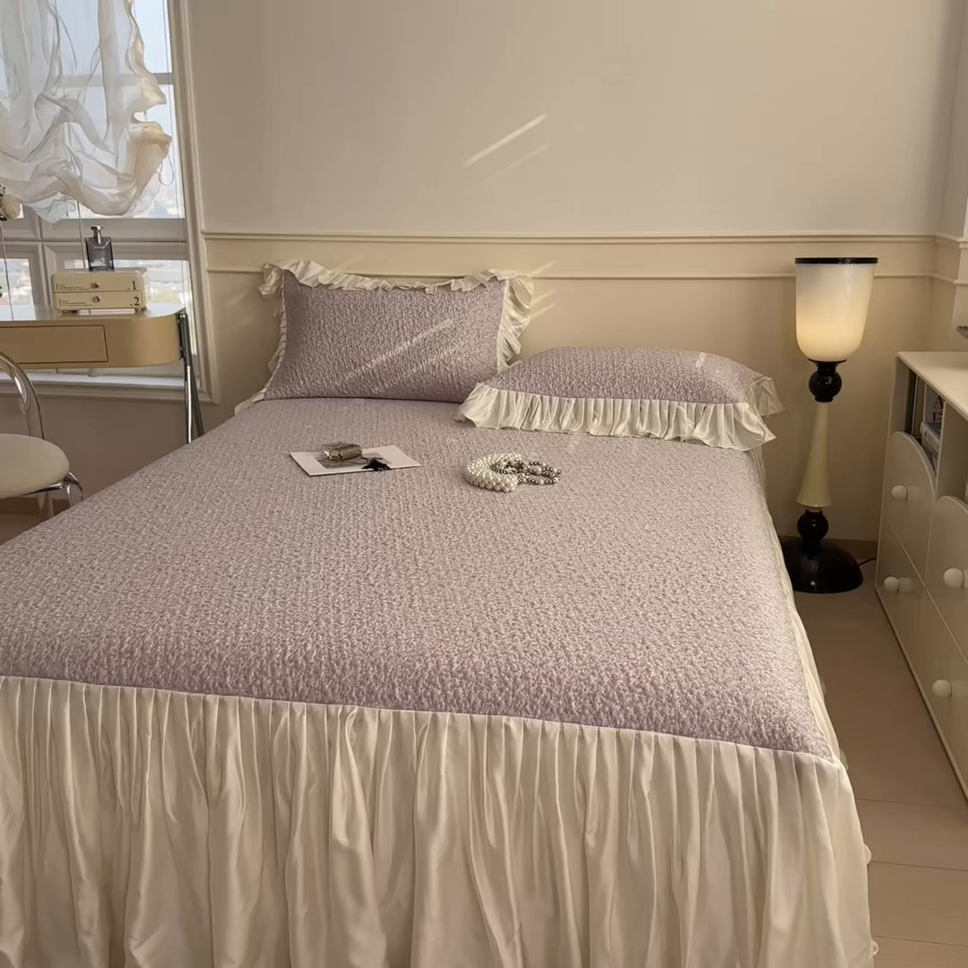 91家纺网 家纺一手货源 找家纺 孩子王家纺 2026新款夏季凉感公主风冰豆豆花边凉席床裙款凉感值过0.21三件套可机洗冰丝空 豆豆物语-流连紫