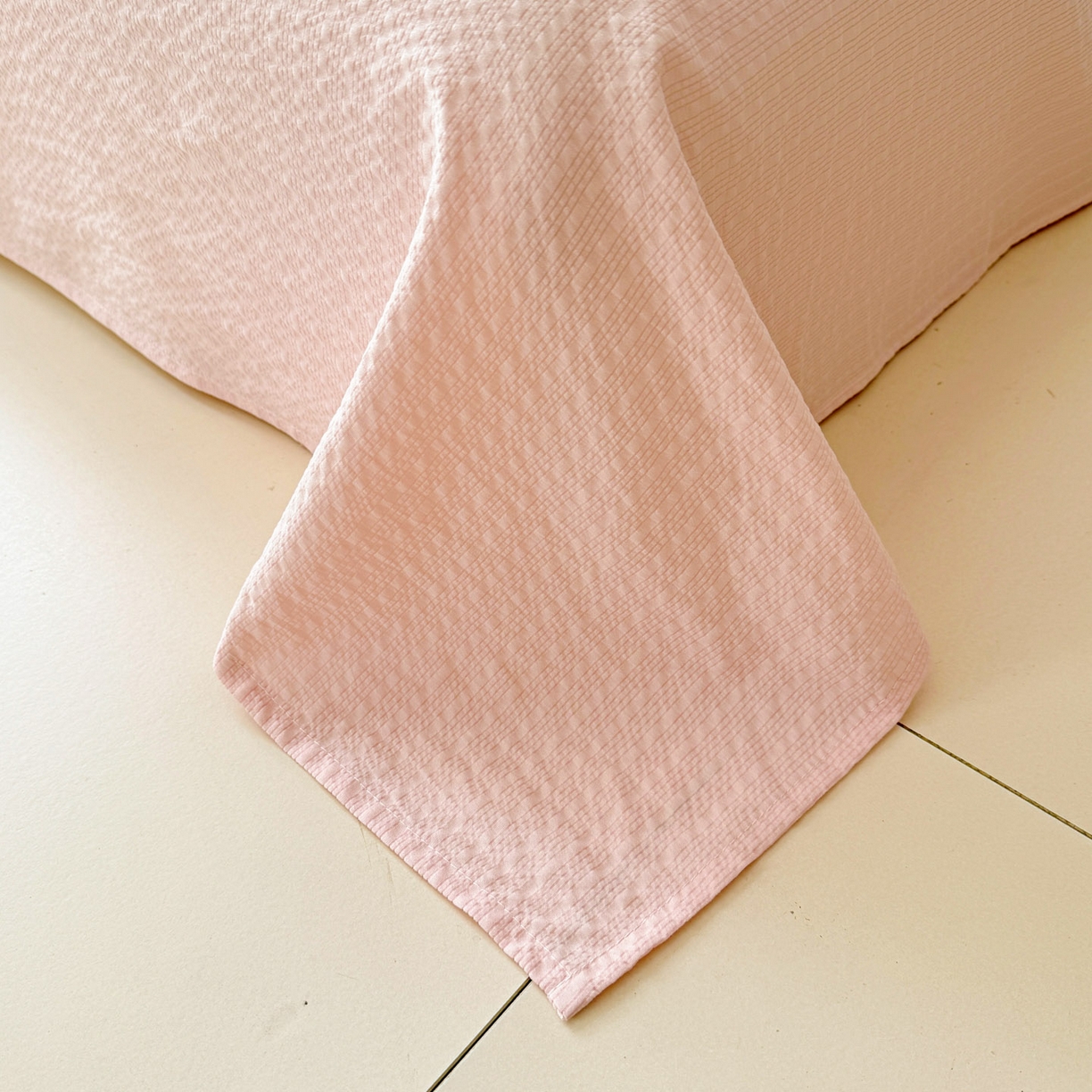 91家纺网 家纺一手货源 找家纺 玉海棠家纺 2026新款高品质A类泡芙纱甜栗贝壳边套件系列-小红书推荐（110g） 甜栗-格格心