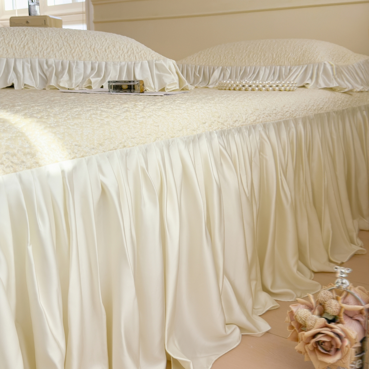 91家纺网 家纺一手货源 找家纺 孩子王家纺 2026新款夏季凉感公主风冰豆豆花边凉席床裙款凉感值过0.21三件套可机洗冰丝空 豆豆物语-奶白