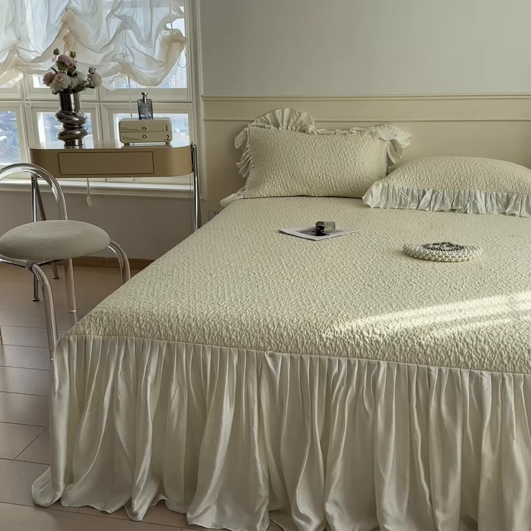 91家纺网 家纺一手货源 找家纺 孩子王家纺 2026新款夏季凉感公主风冰豆豆花边凉席床裙款凉感值过0.21三件套可机洗冰丝空 豆豆物语-奶白