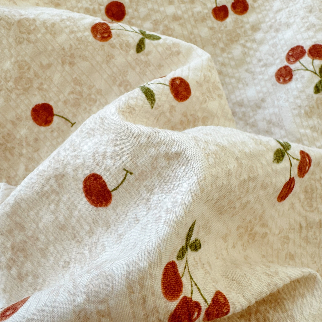 91家纺网 家纺一手货源 找家纺 玉海棠家纺 2026新款高品质A类泡芙纱甜栗贝壳边套件系列-小红书推荐（110g） 甜栗-酒渍樱桃