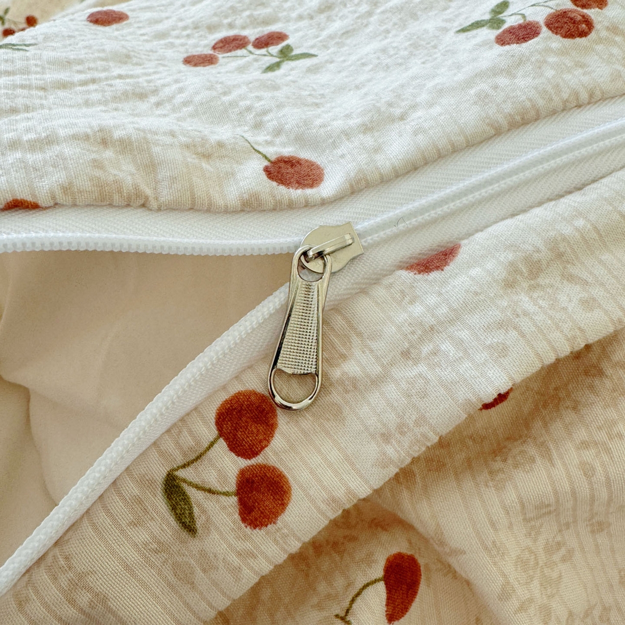 91家纺网 家纺一手货源 找家纺 玉海棠家纺 2026新款高品质A类泡芙纱甜栗贝壳边套件系列-小红书推荐（110g） 甜栗-酒渍樱桃