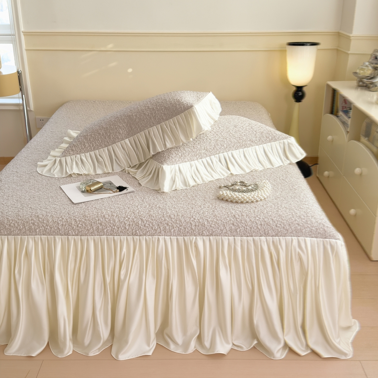 91家纺网 家纺一手货源 找家纺 孩子王家纺 2026新款夏季凉感公主风冰豆豆花边凉席床裙款凉感值过0.21三件套可机洗冰丝空 豆豆物语-奶咖