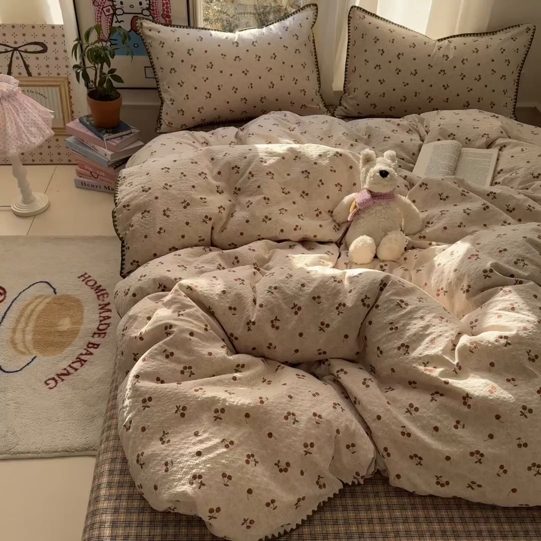 91家纺网 家纺一手货源 找家纺 玉海棠家纺 2026新款高品质A类泡芙纱甜栗贝壳边套件系列-小红书推荐（110g） 甜栗-酒渍樱桃