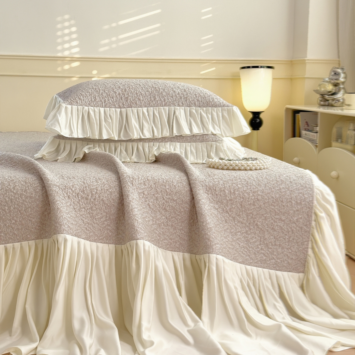 91家纺网 家纺一手货源 找家纺 孩子王家纺 2026新款夏季凉感公主风冰豆豆花边凉席床裙款凉感值过0.21三件套可机洗冰丝空 豆豆物语-奶咖