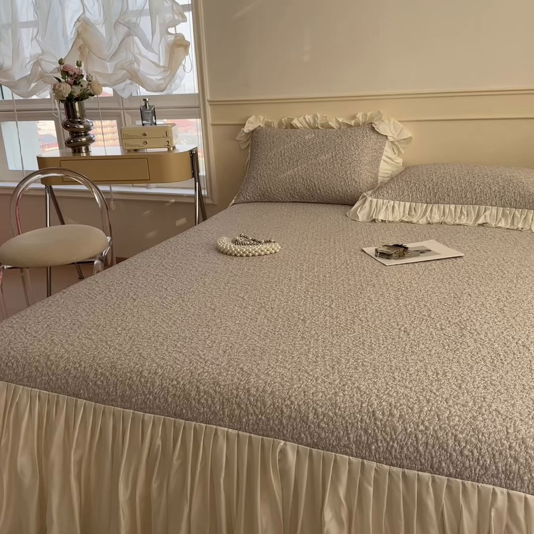 91家纺网 家纺一手货源 找家纺 孩子王家纺 2026新款夏季凉感公主风冰豆豆花边凉席床裙款凉感值过0.21三件套可机洗冰丝空 豆豆物语-奶咖