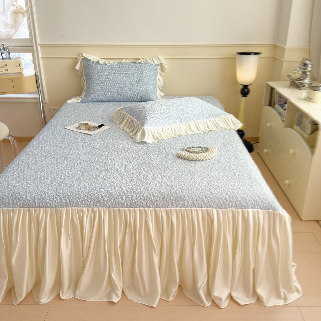 91家纺网 家纺一手货源 找家纺 孩子王家纺 2026新款夏季凉感公主风冰豆豆花边凉席床裙款凉感值过0.21三件套可机洗冰丝空 豆豆物语-天空蓝