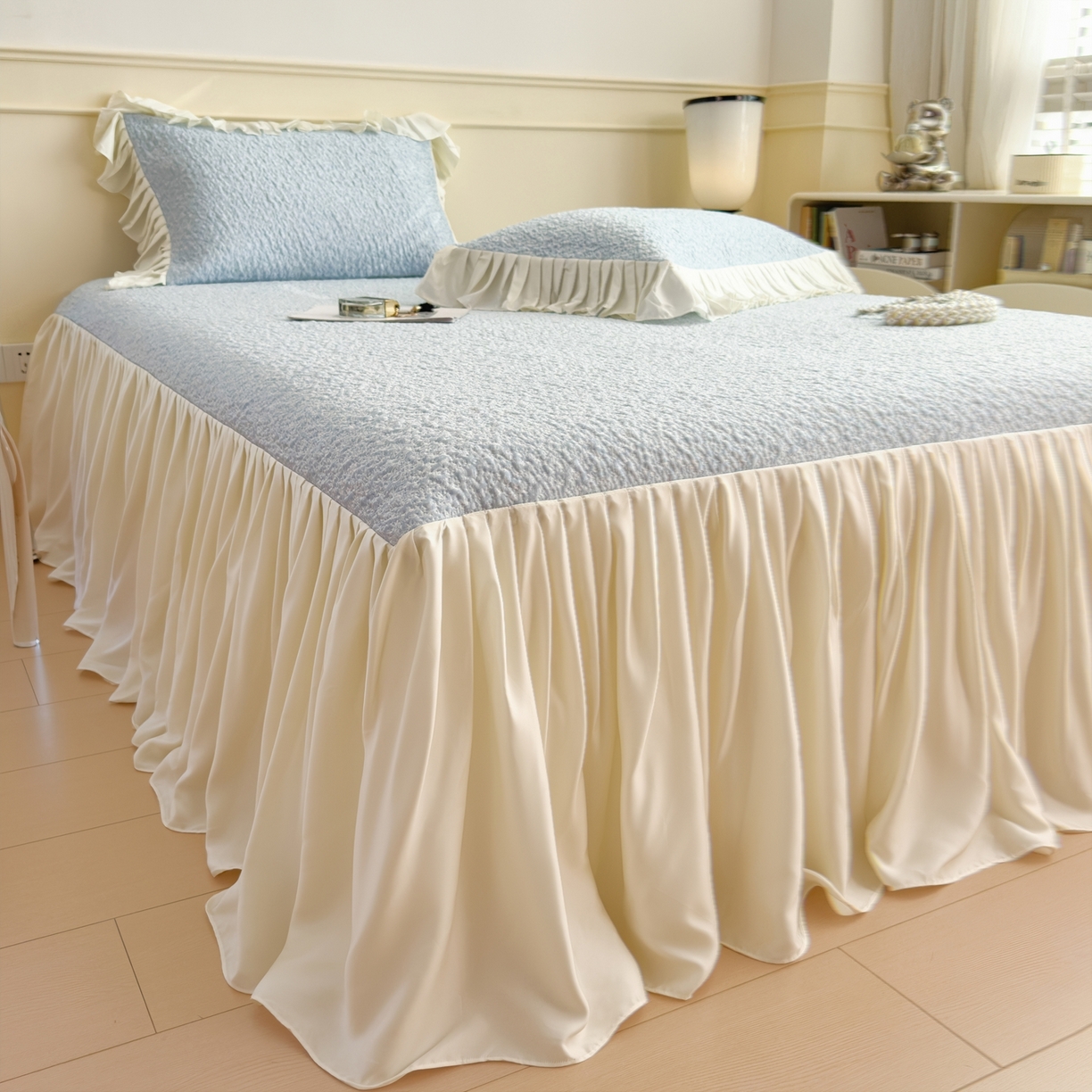 91家纺网 家纺一手货源 找家纺 孩子王家纺 2026新款夏季凉感公主风冰豆豆花边凉席床裙款凉感值过0.21三件套可机洗冰丝空 豆豆物语-天空蓝