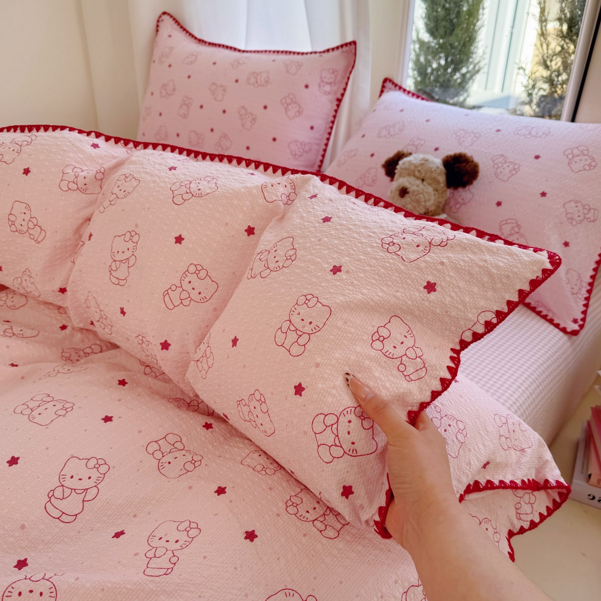 91家纺网 家纺一手货源 找家纺 玉海棠家纺 2026新款高品质A类泡芙纱甜栗贝壳边套件系列-小红书推荐（110g） 甜栗-描线小猫粉